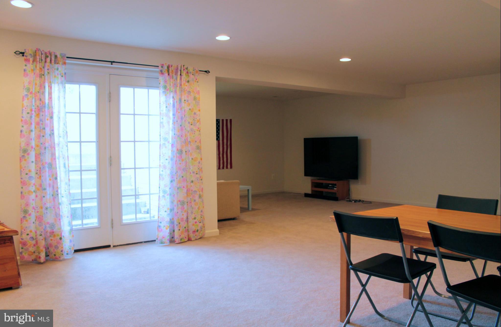 PARADISE MANOR - Residential Lease