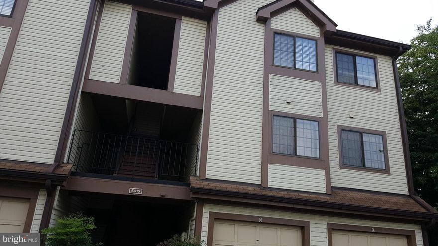 Cozy end unit condo with loft, fireplace, patio, garage and huge master bedroom suite with full bath & walk-in closet, new carpet .Short distance to Metro, Wegmans, Kingstowne theater and restaurants. Minutes to Fort Belvoir, and Pentagon. Easy access to I-95 I-495,I-395 & 12 miles from Washington DC.