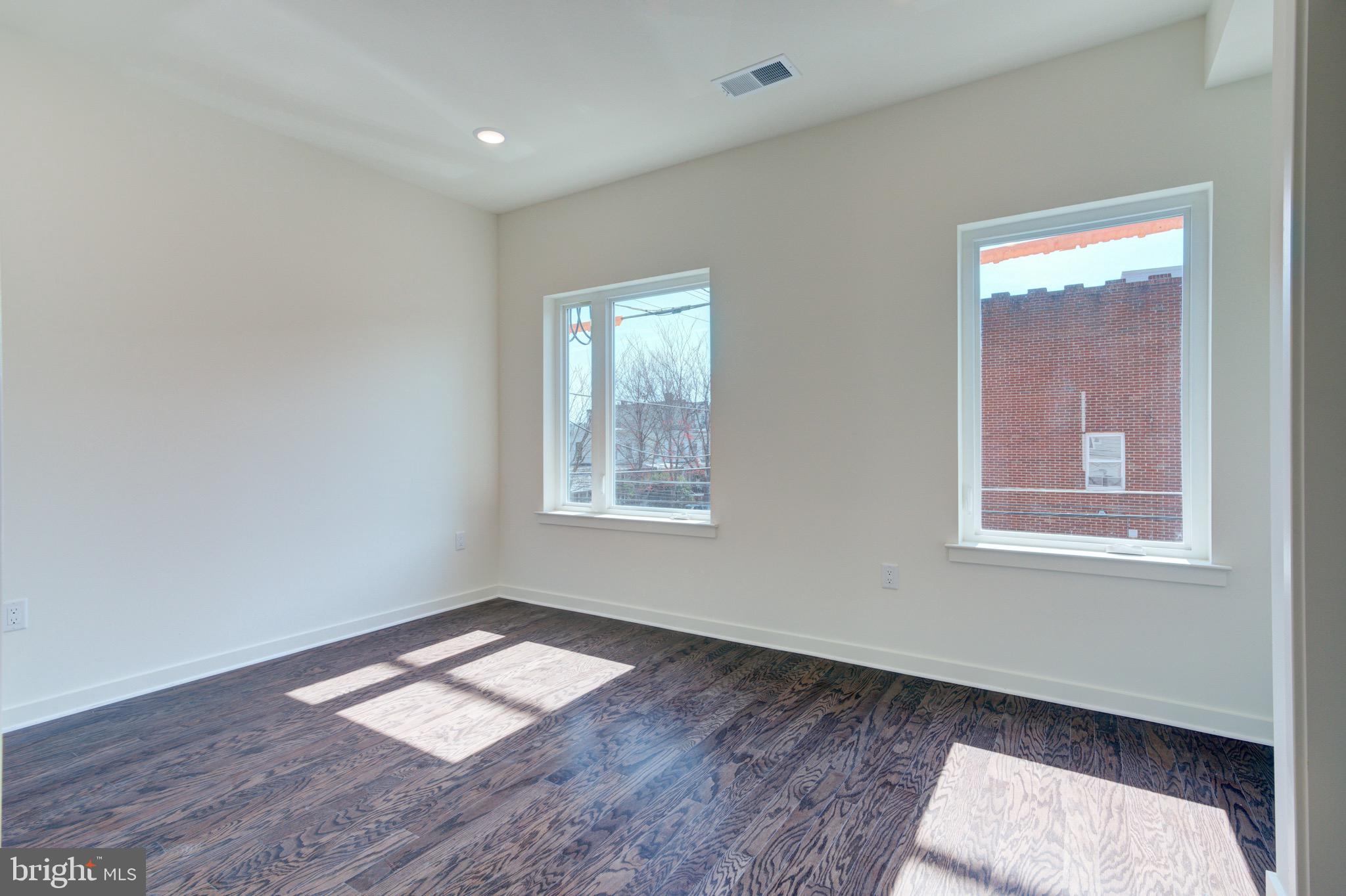 EAST KENSINGTON - Residential