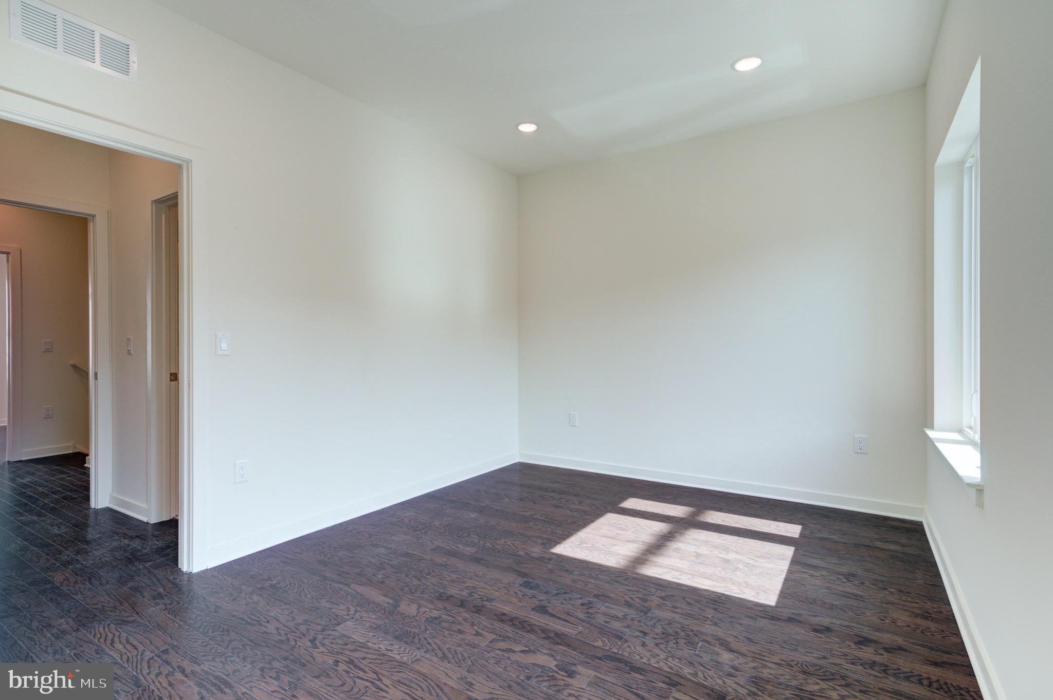 EAST KENSINGTON - Residential