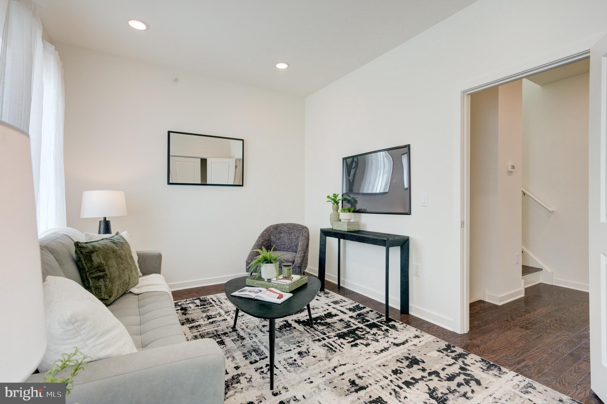 EAST KENSINGTON - Residential