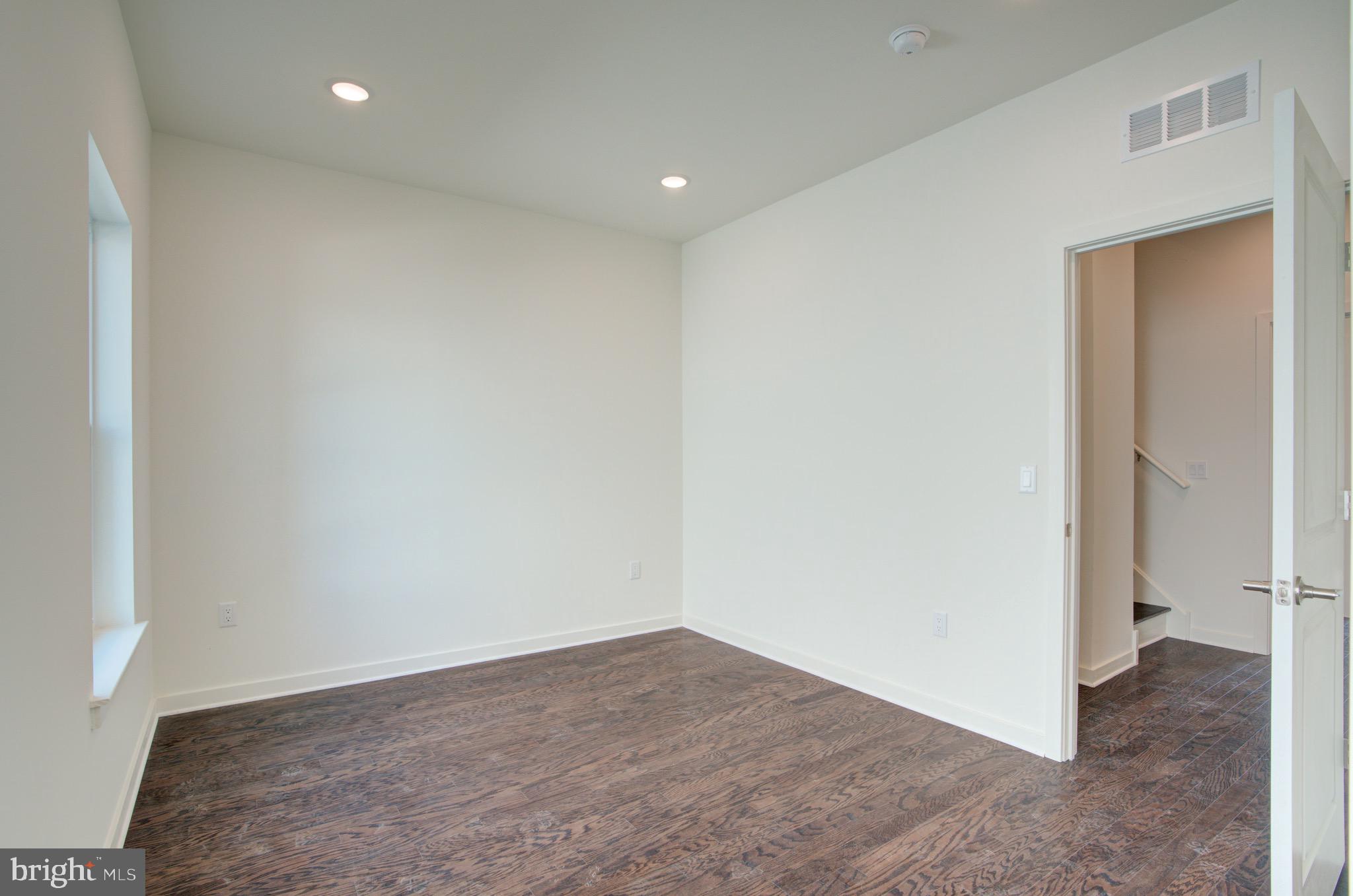 EAST KENSINGTON - Residential