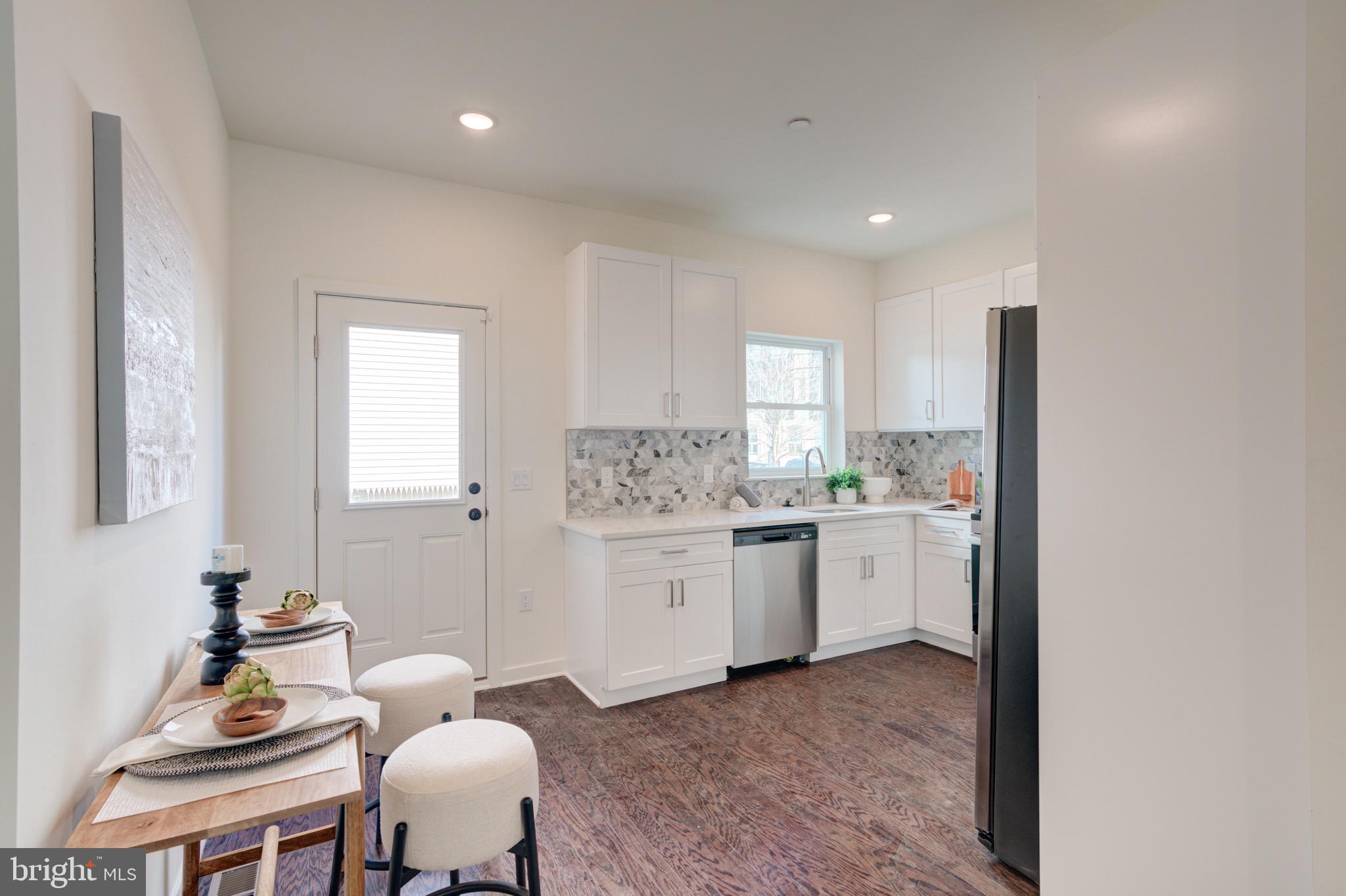 EAST KENSINGTON - Residential