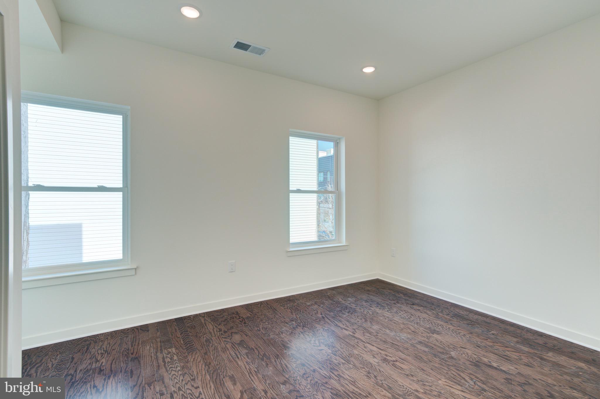 EAST KENSINGTON - Residential