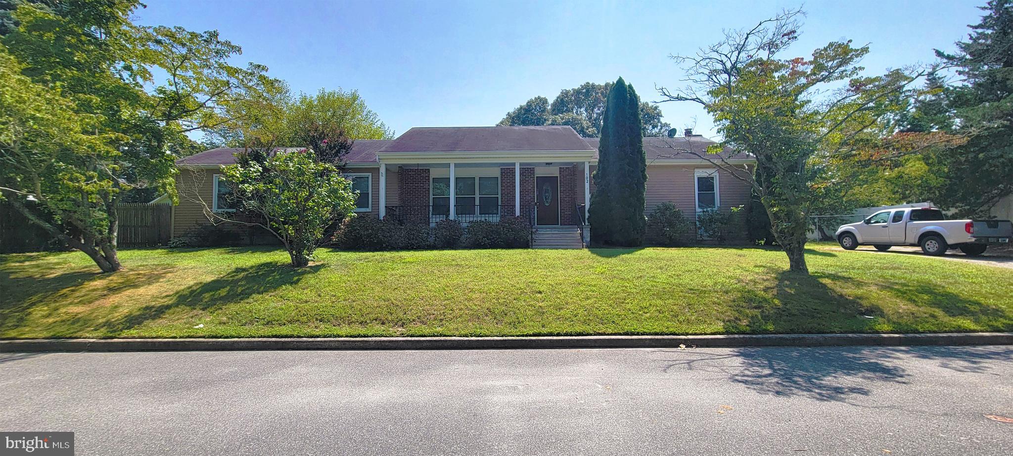 102 E GLENCOVE AVENUE