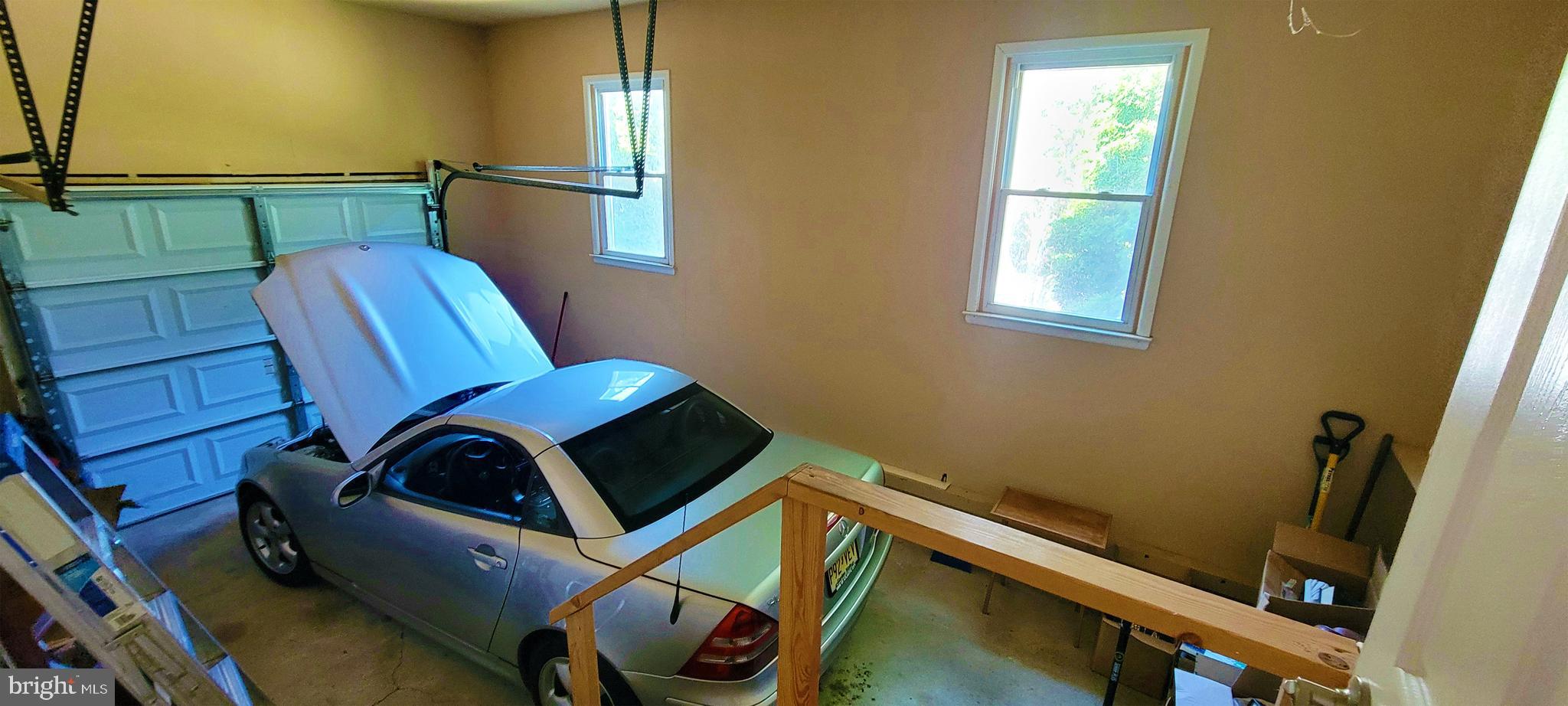 102 E GLENCOVE AVENUE