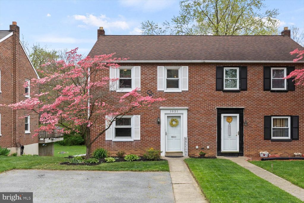 Photo of 1021 Edgemoor Court, Lancaster, PA 17601 (MLS # PALA2049382)