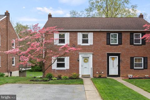 Photo of 1021 Edgemoor Court, Lancaster, PA 17601 (MLS # PALA2049382)