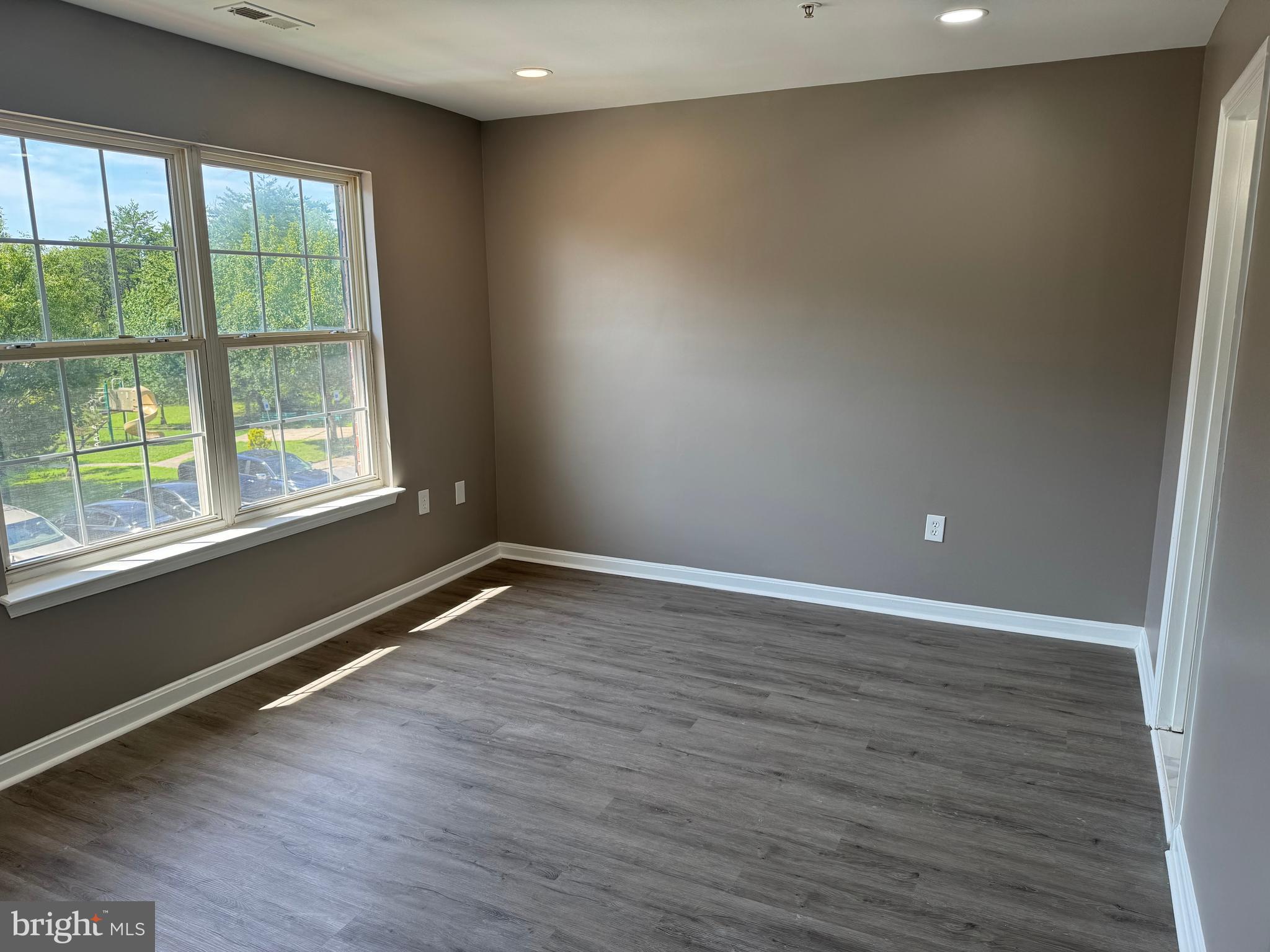 GLENARDEN TOWNS - Residential Lease