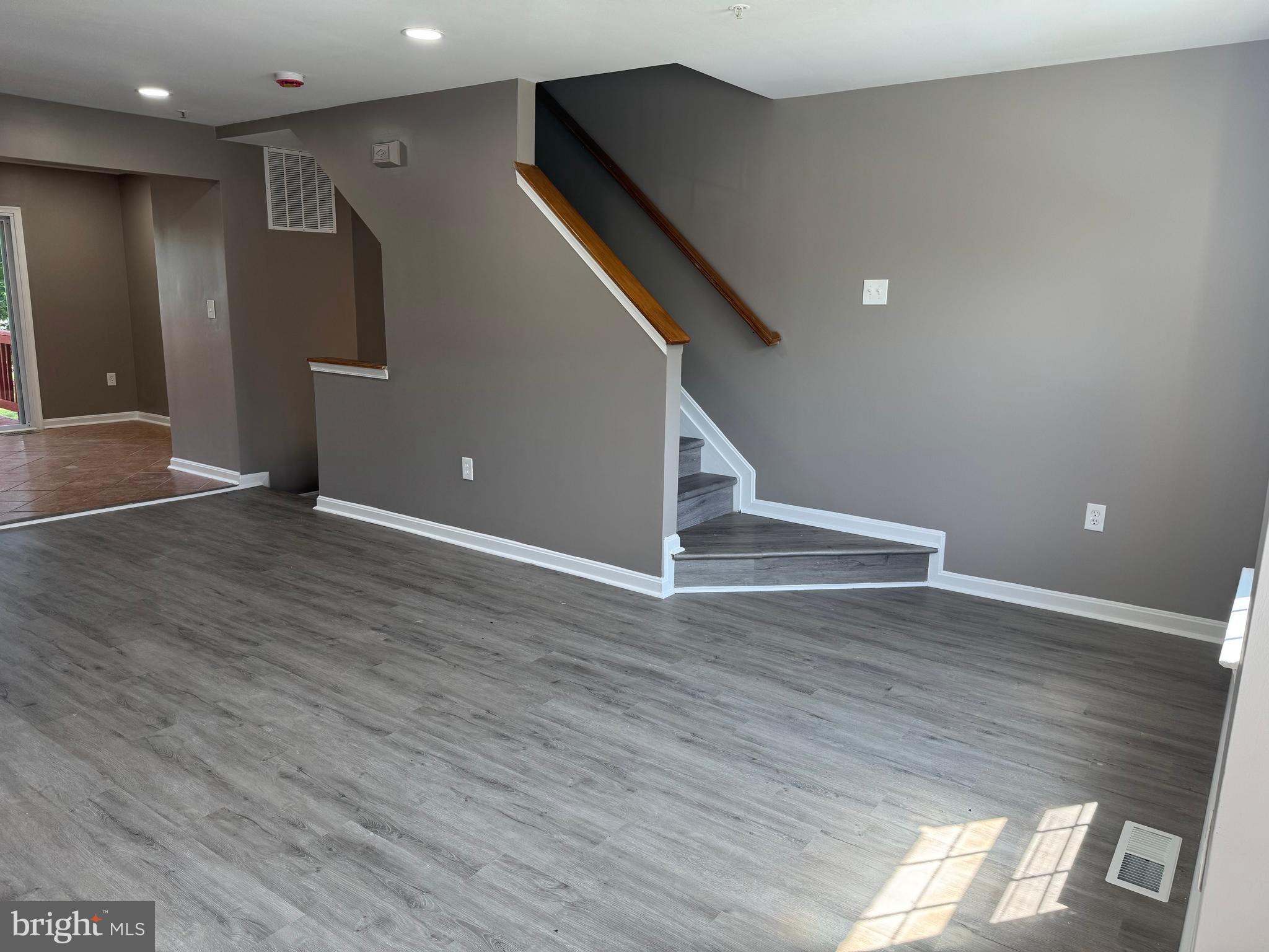 GLENARDEN TOWNS - Residential Lease