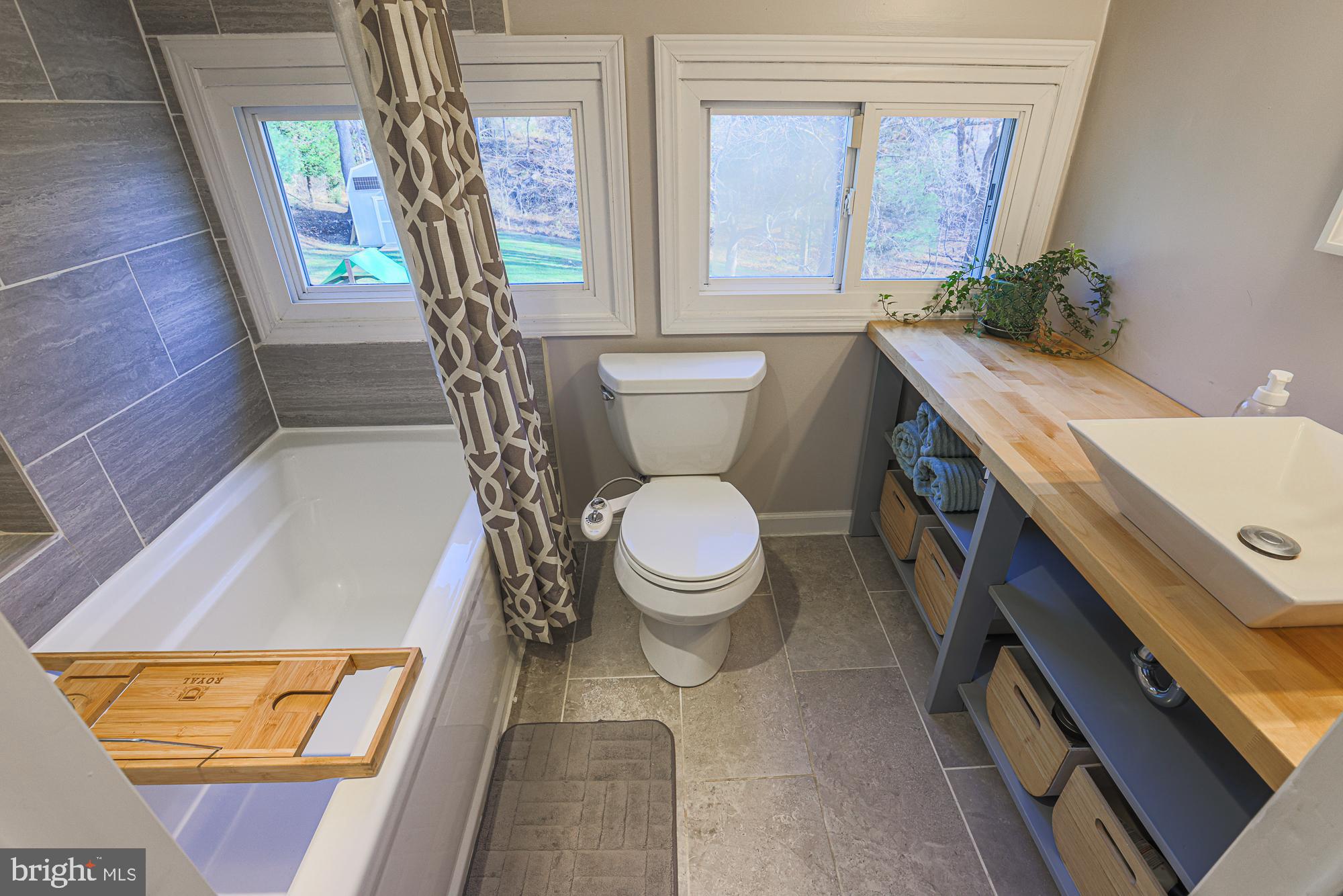 QUAKER HILLS - Residential