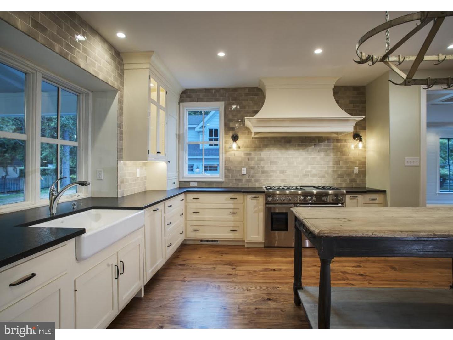 COLONIAL VILLAGE - Residential