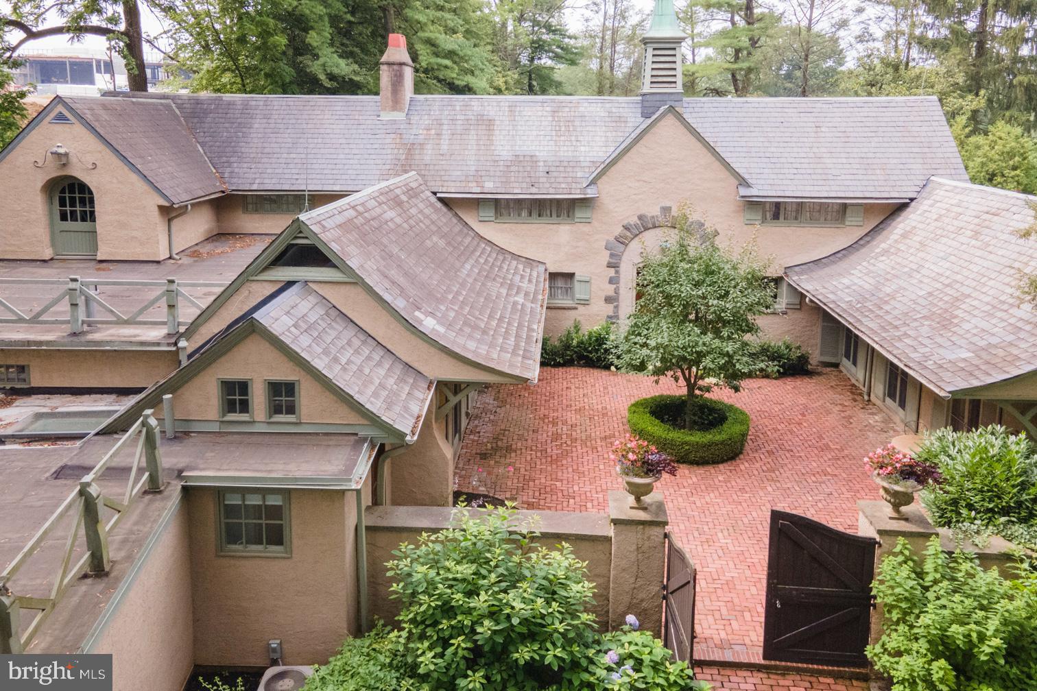 COACH HOUSE - Residential