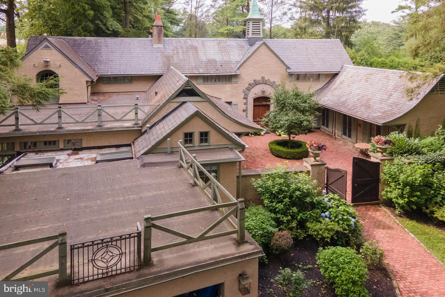 COACH HOUSE - Residential