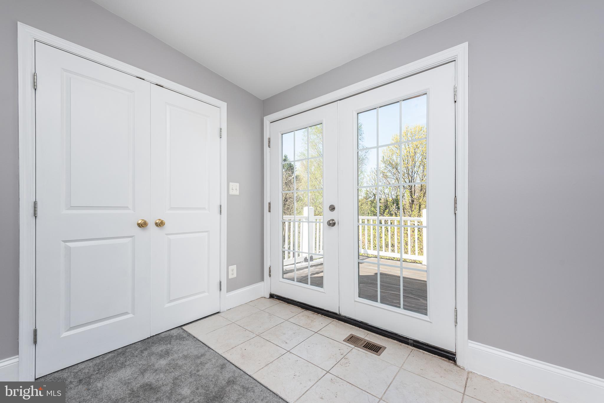 HOLLINS MARKET - Residential