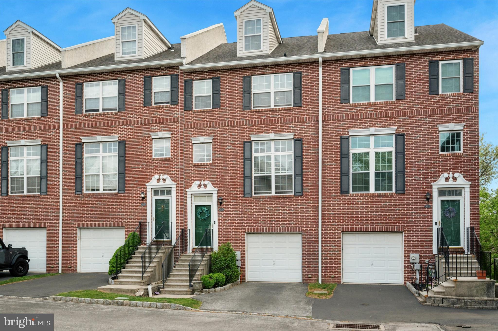 FREEDLEY SQUARE - Residential