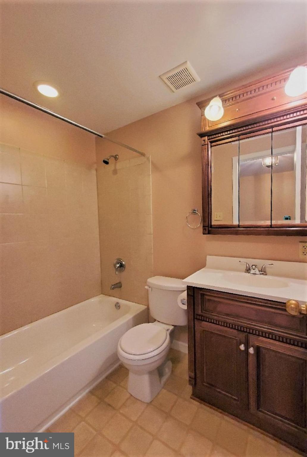 KINGS COURT - Residential Lease