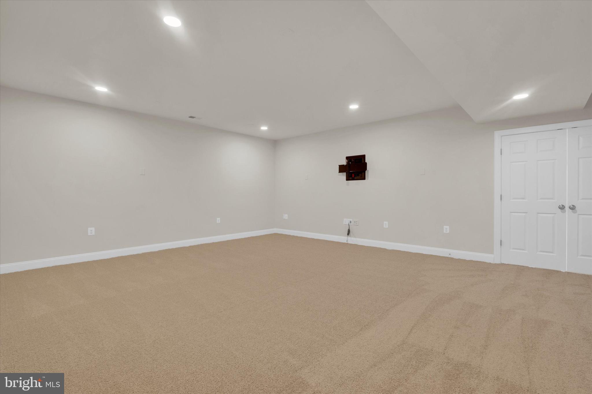 FAIRFAX MANOR - Residential