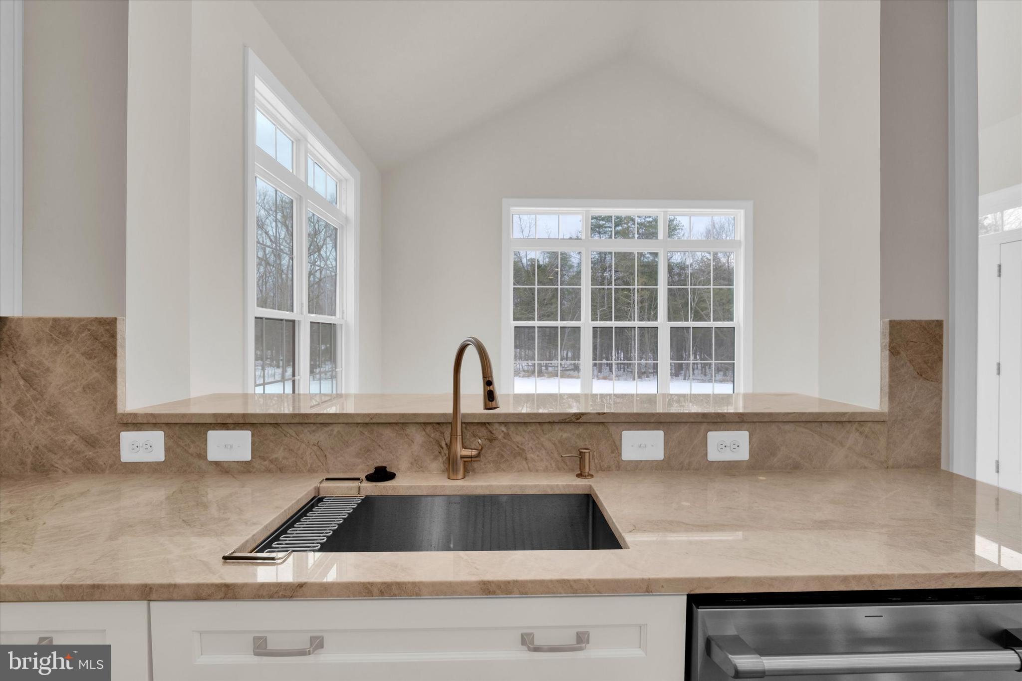 FAIRFAX MANOR - Residential