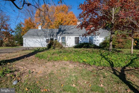 Photo of 39 WABANK RD, MILLERSVILLE, PA 17551 (MLS # PALA2027610)