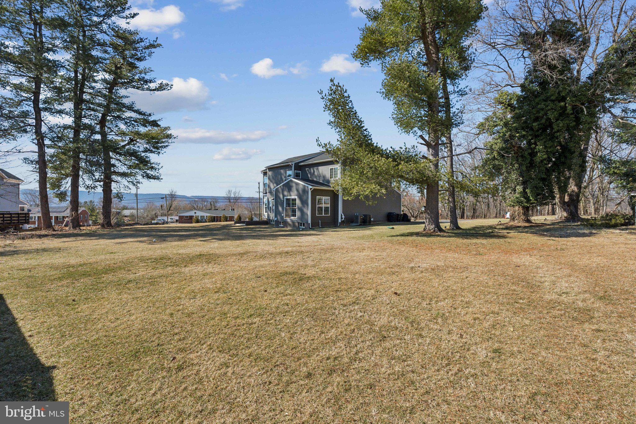 LOVETTSVILLE - Residential