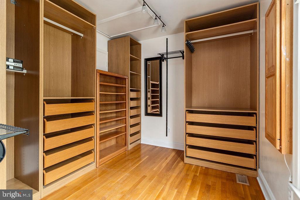 NEWINGTON STATION - Residential