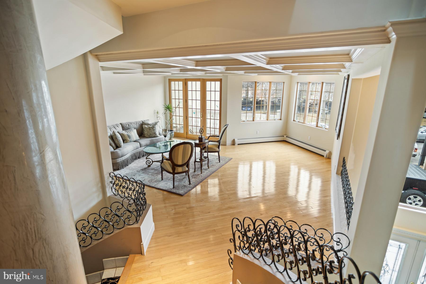 QUEEN VILLAGE - Residential