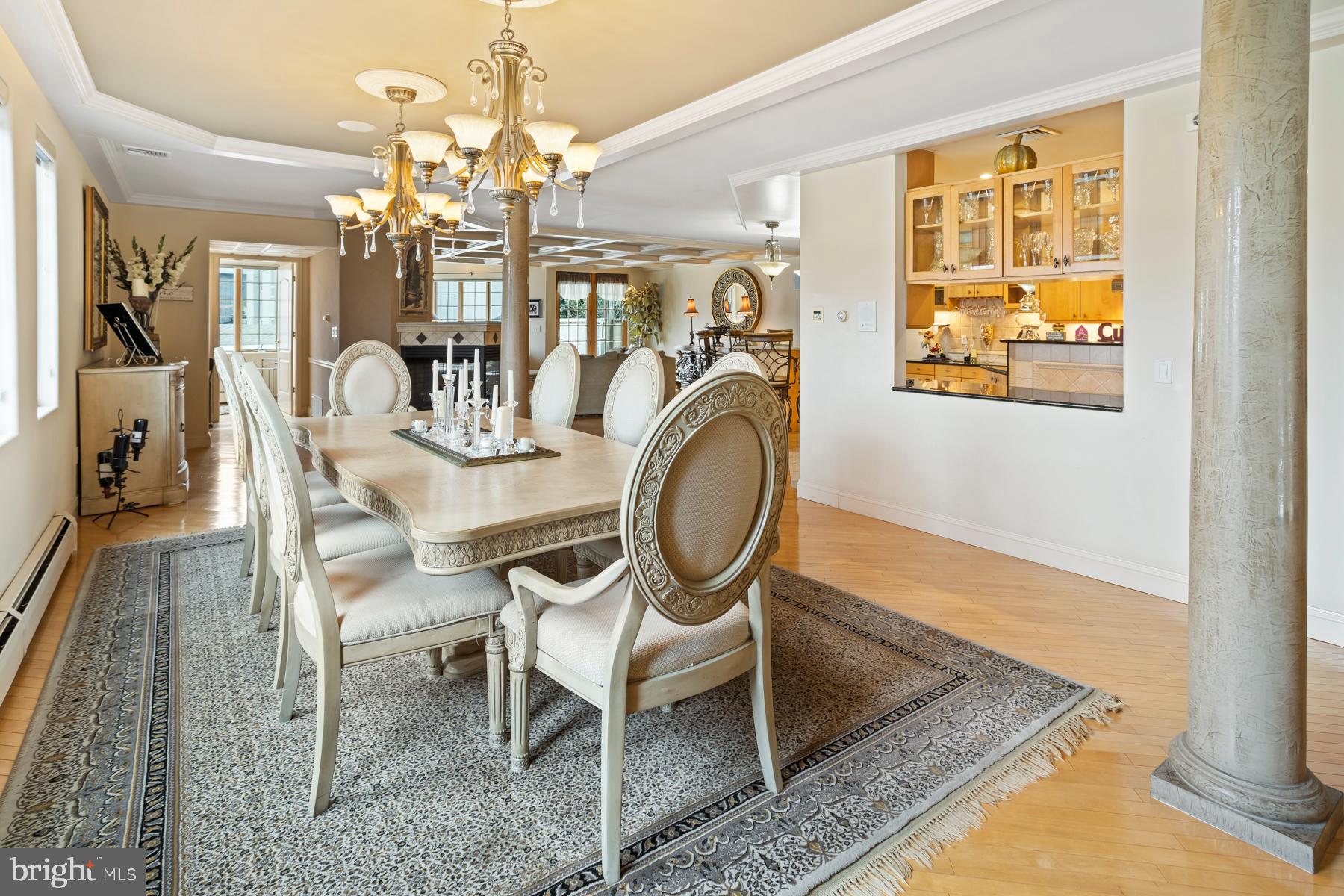 QUEEN VILLAGE - Residential