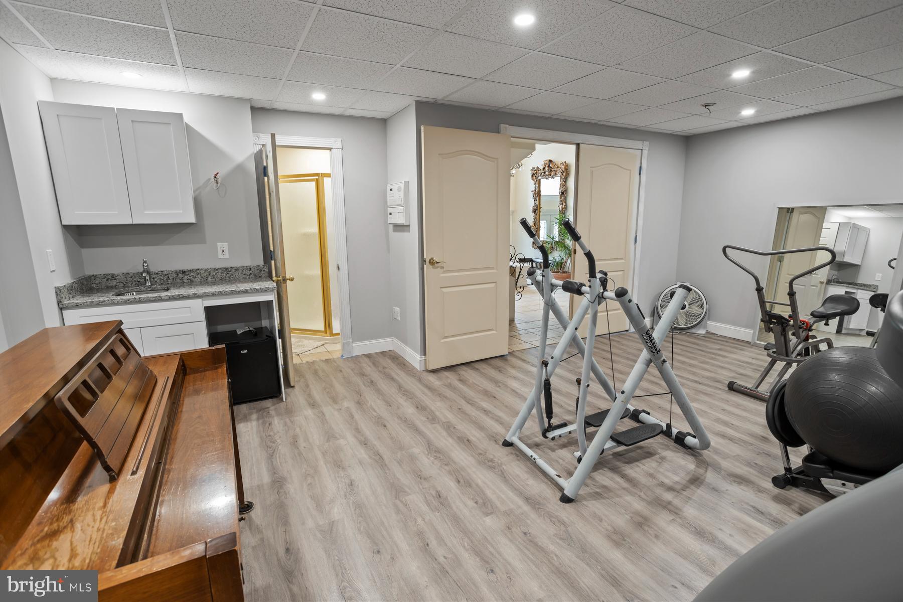 QUEEN VILLAGE - Residential