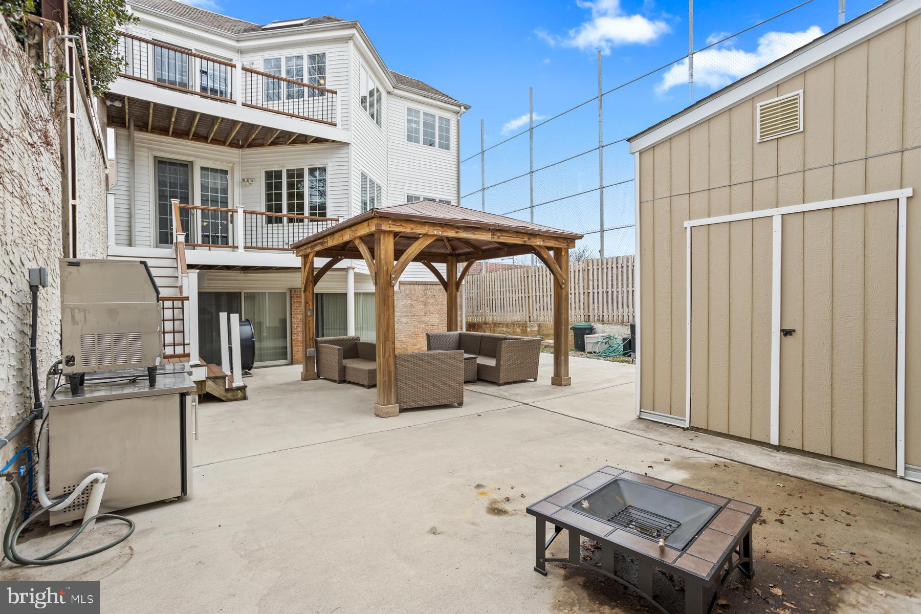 QUEEN VILLAGE - Residential