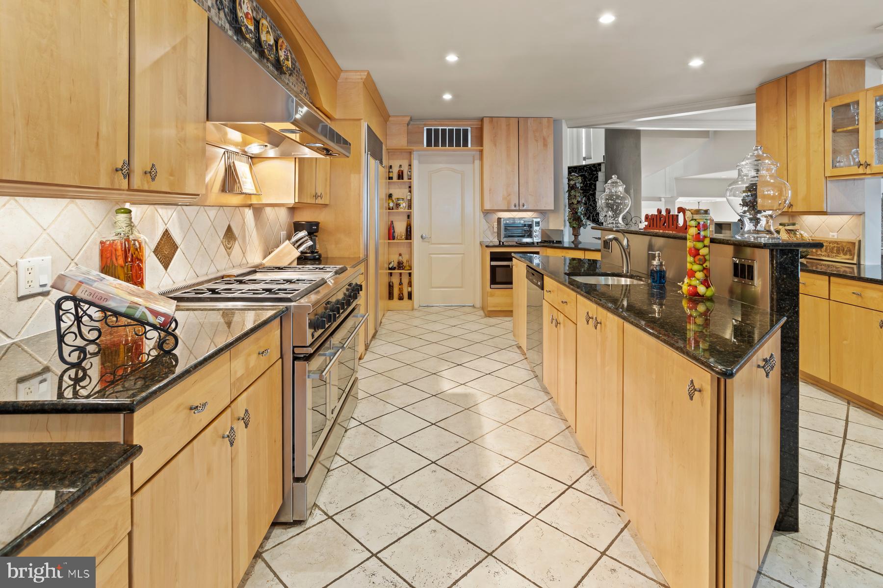 QUEEN VILLAGE - Residential
