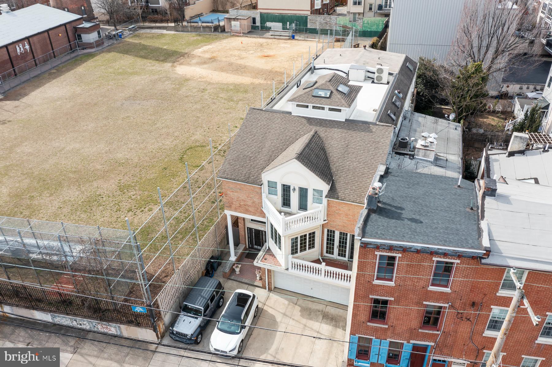 QUEEN VILLAGE - Residential