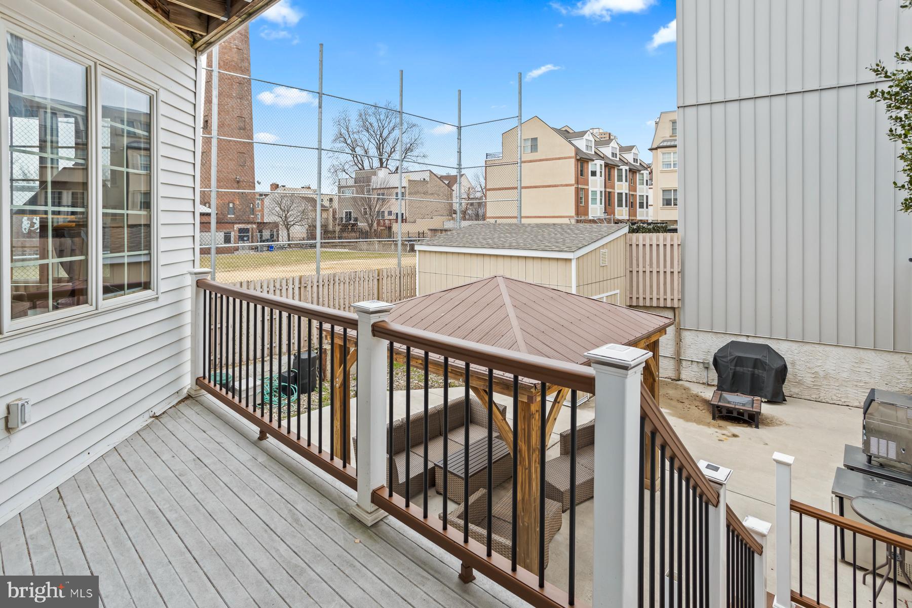 QUEEN VILLAGE - Residential