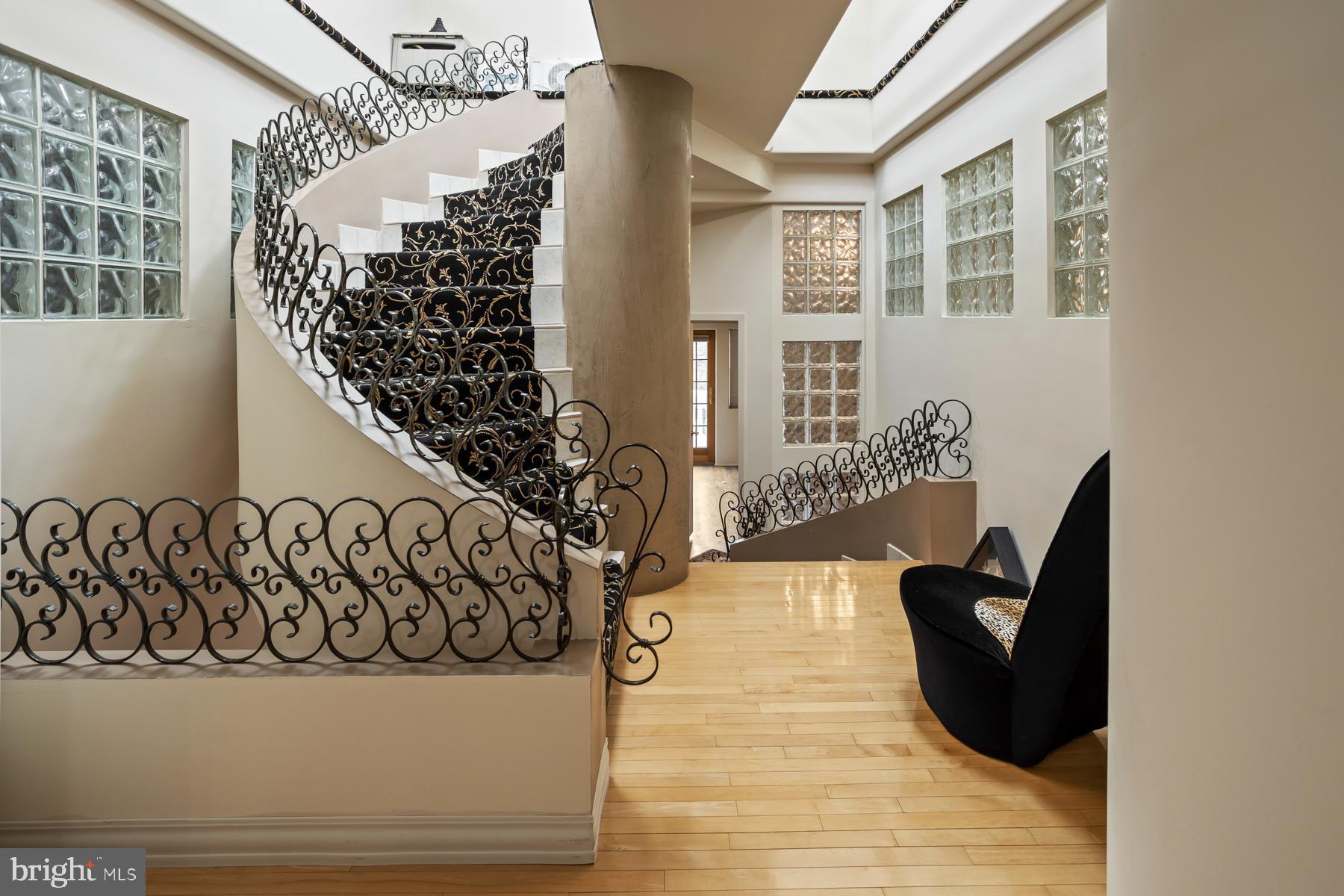 QUEEN VILLAGE - Residential