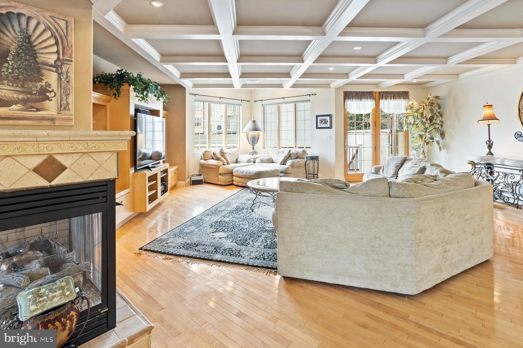 QUEEN VILLAGE - Residential