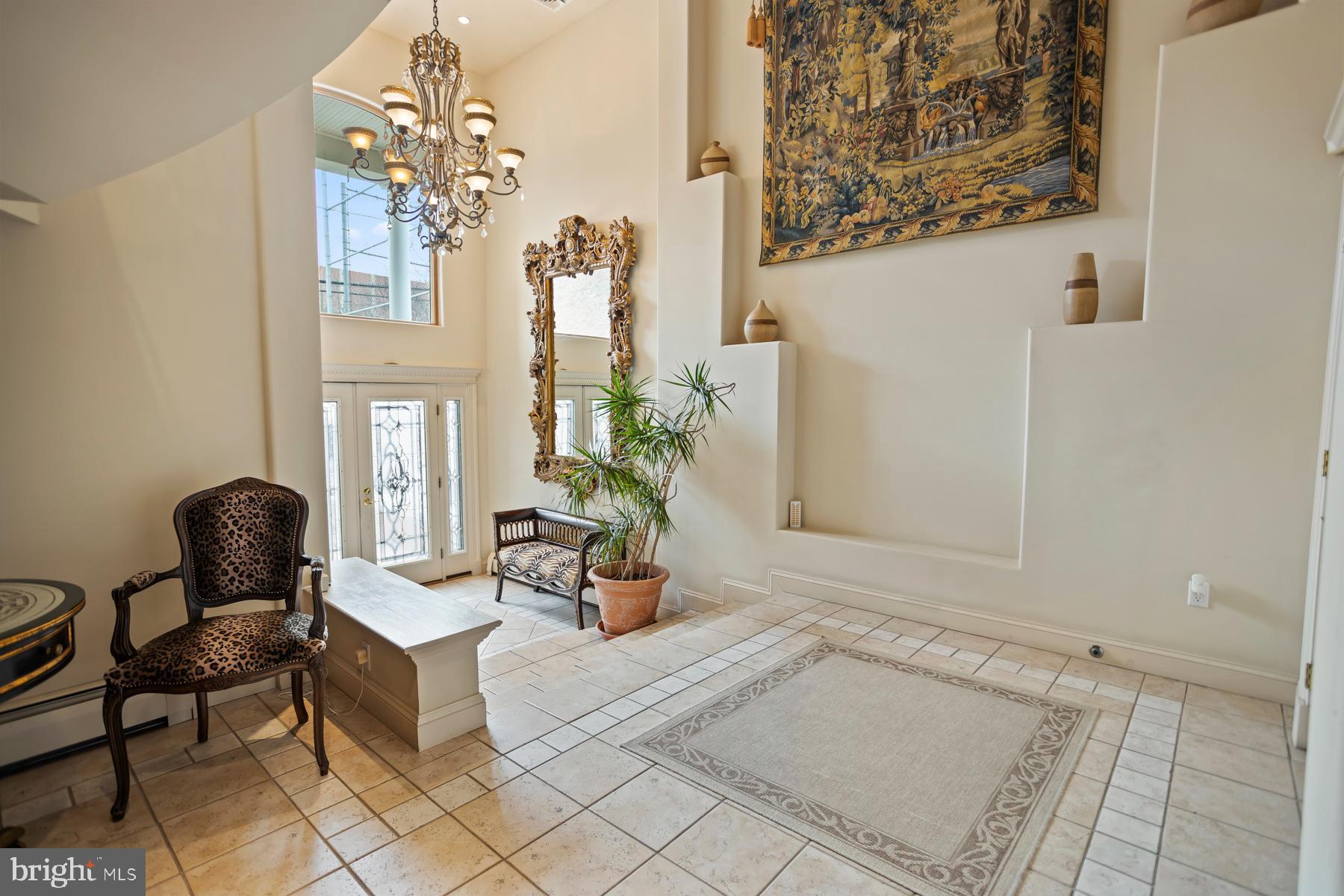 QUEEN VILLAGE - Residential