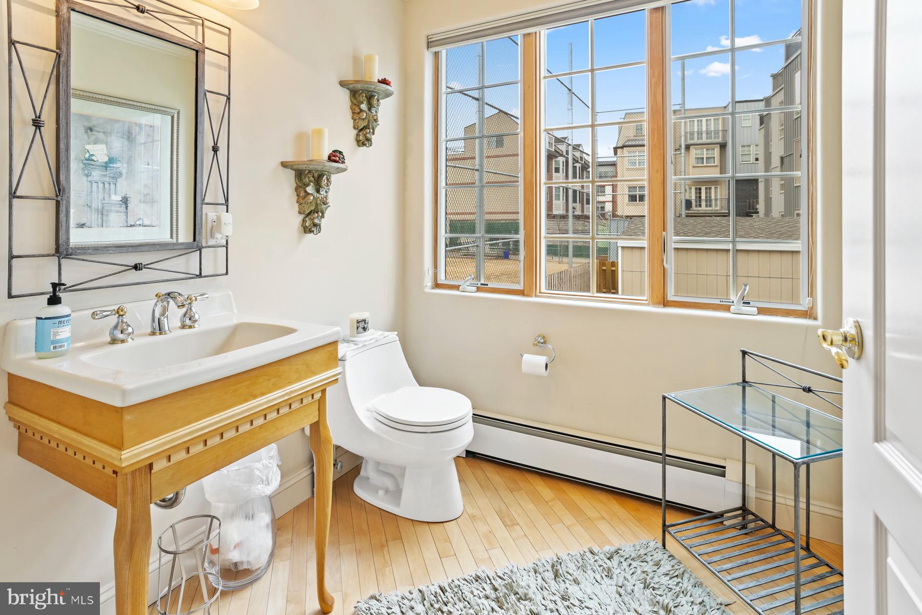QUEEN VILLAGE - Residential