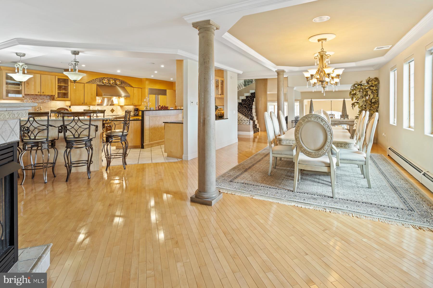 QUEEN VILLAGE - Residential