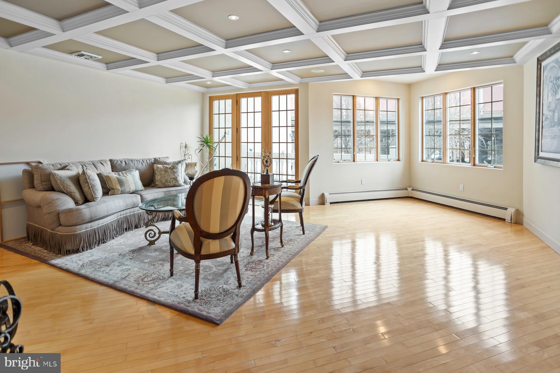 QUEEN VILLAGE - Residential