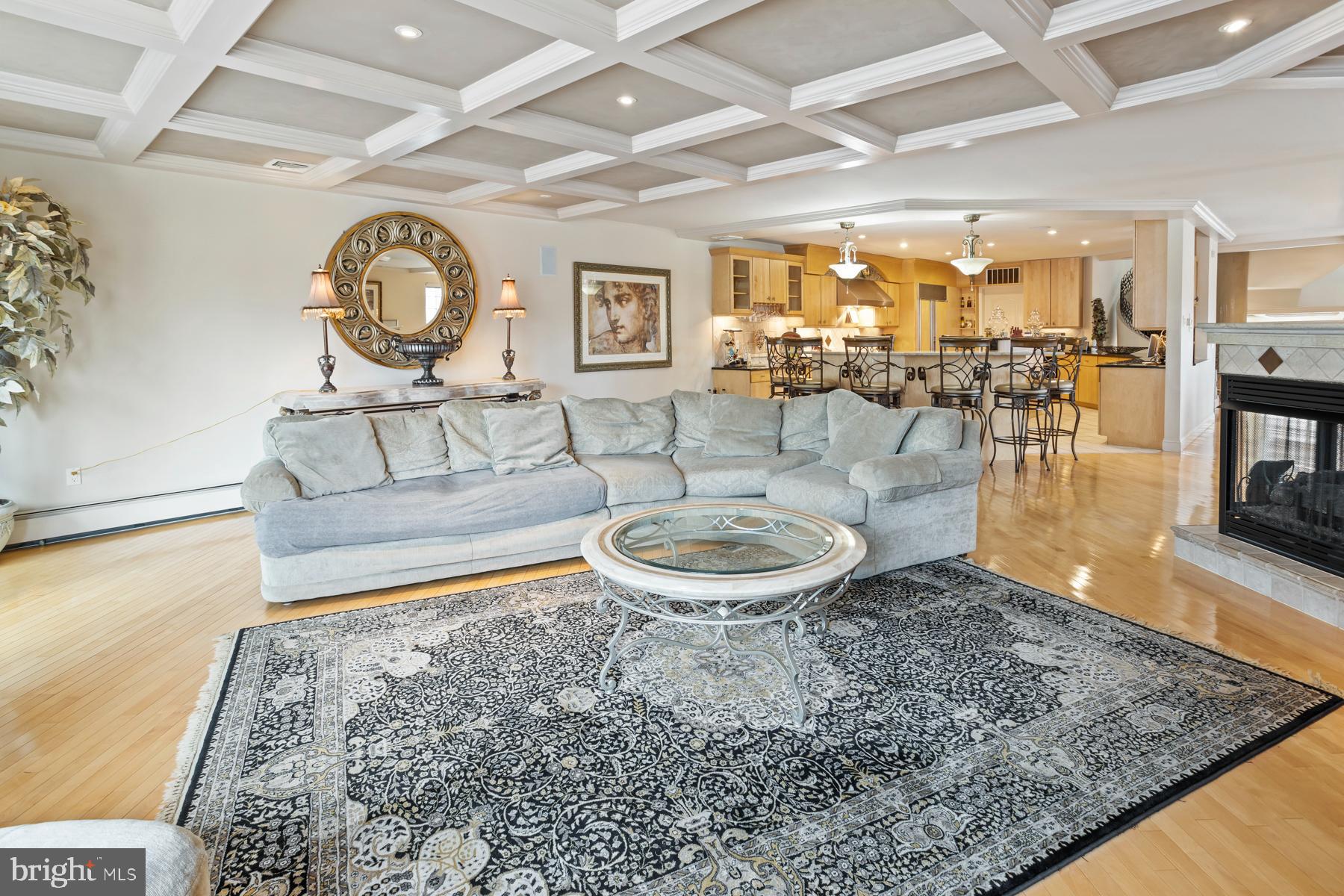 QUEEN VILLAGE - Residential