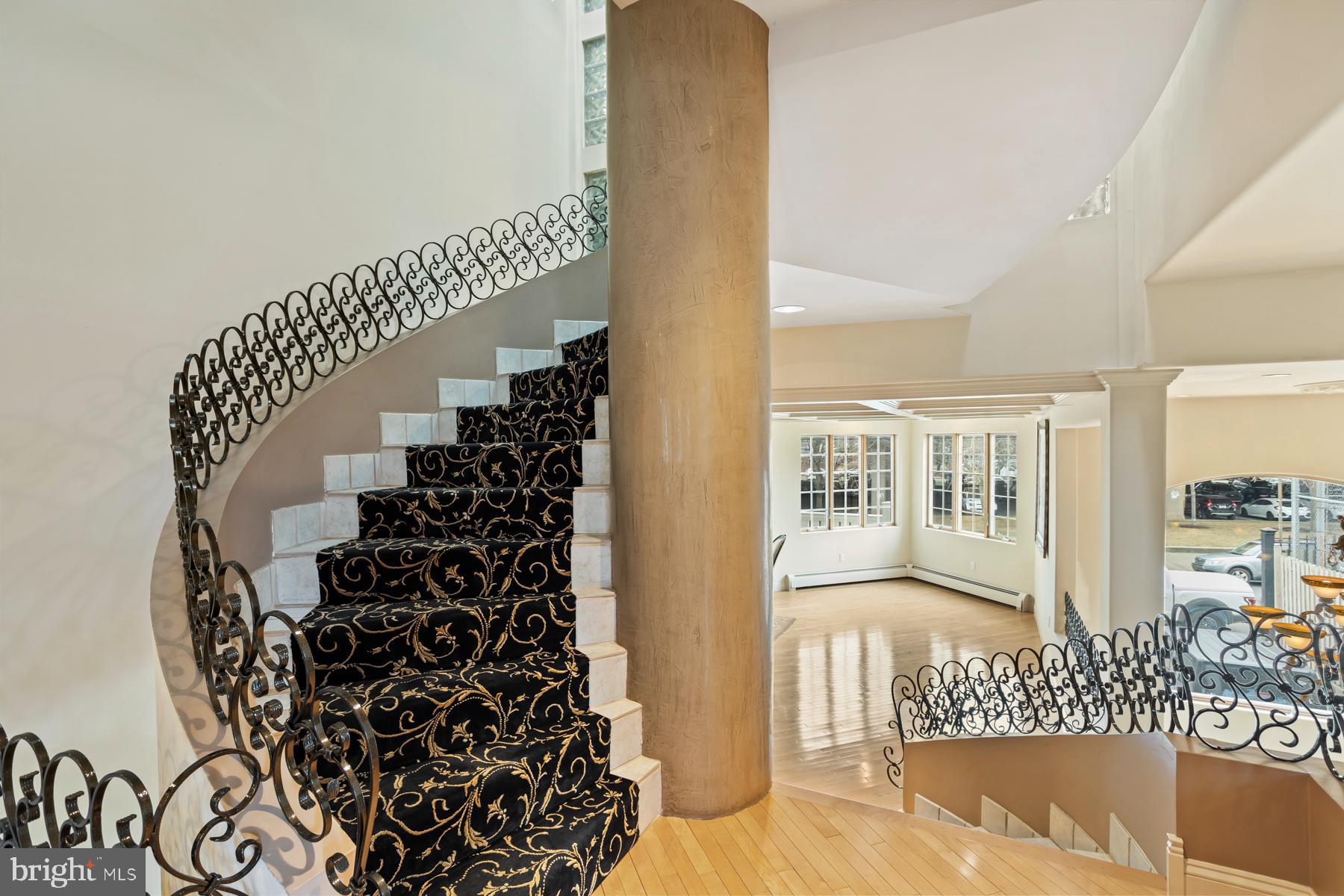 QUEEN VILLAGE - Residential