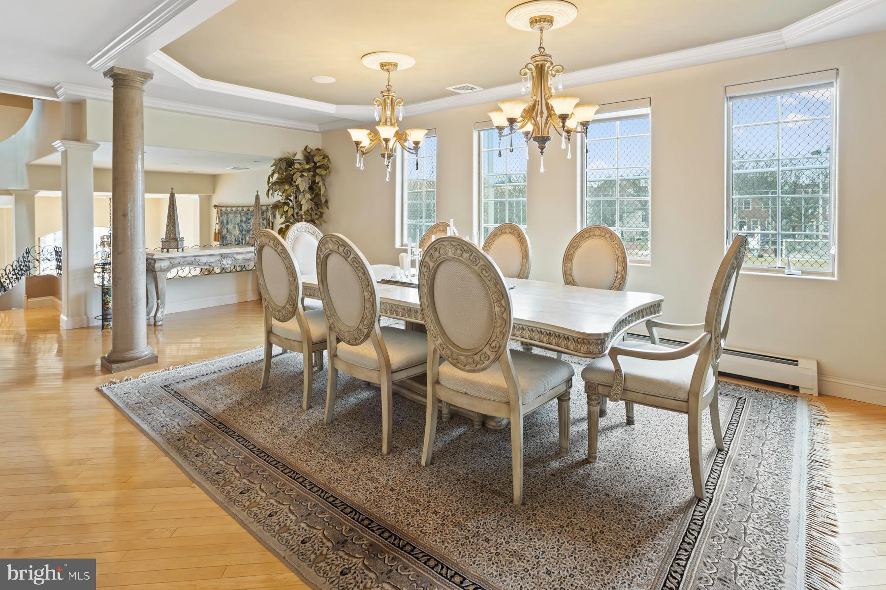 QUEEN VILLAGE - Residential