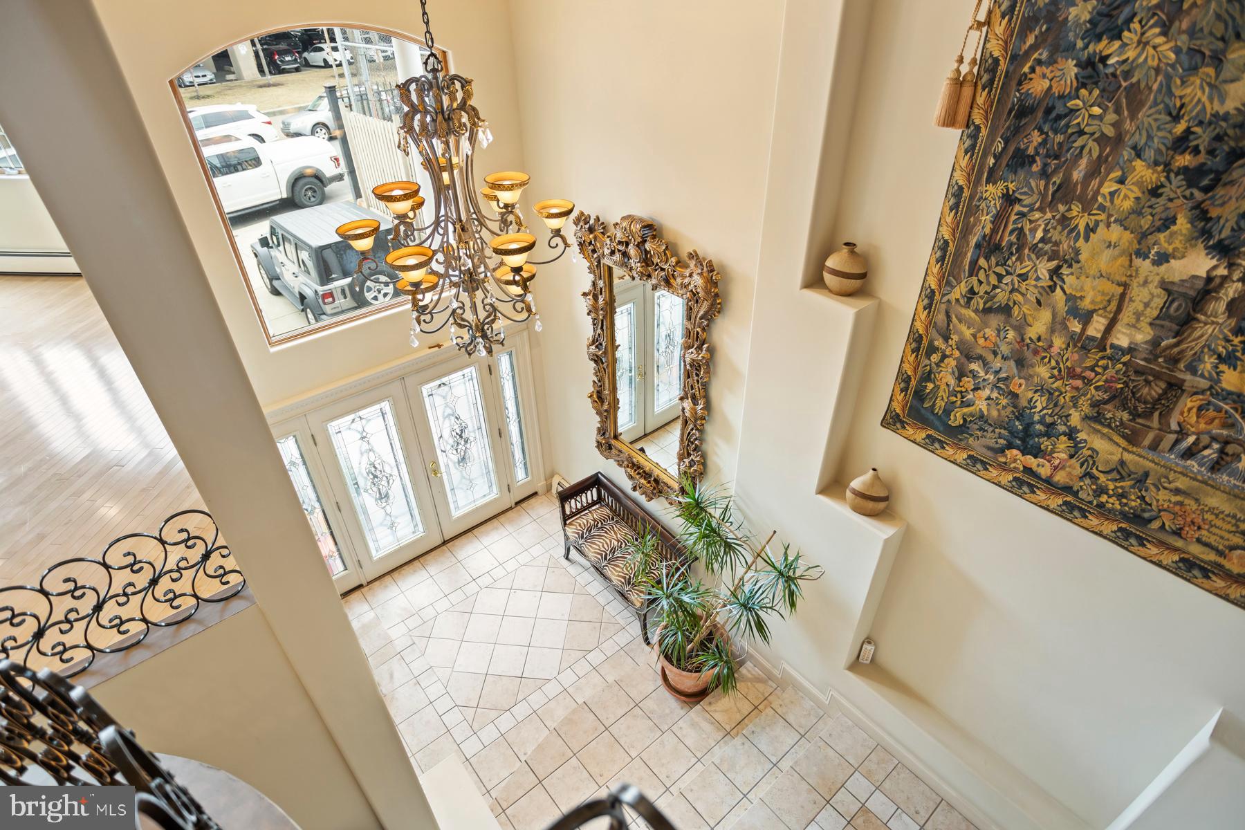 QUEEN VILLAGE - Residential