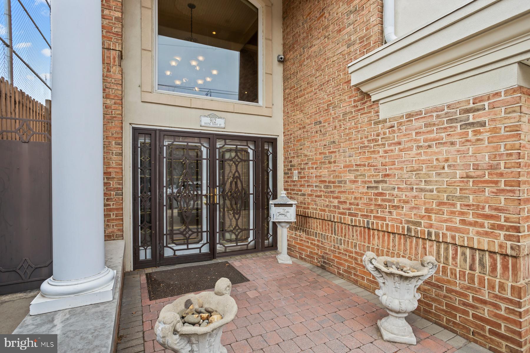 QUEEN VILLAGE - Residential