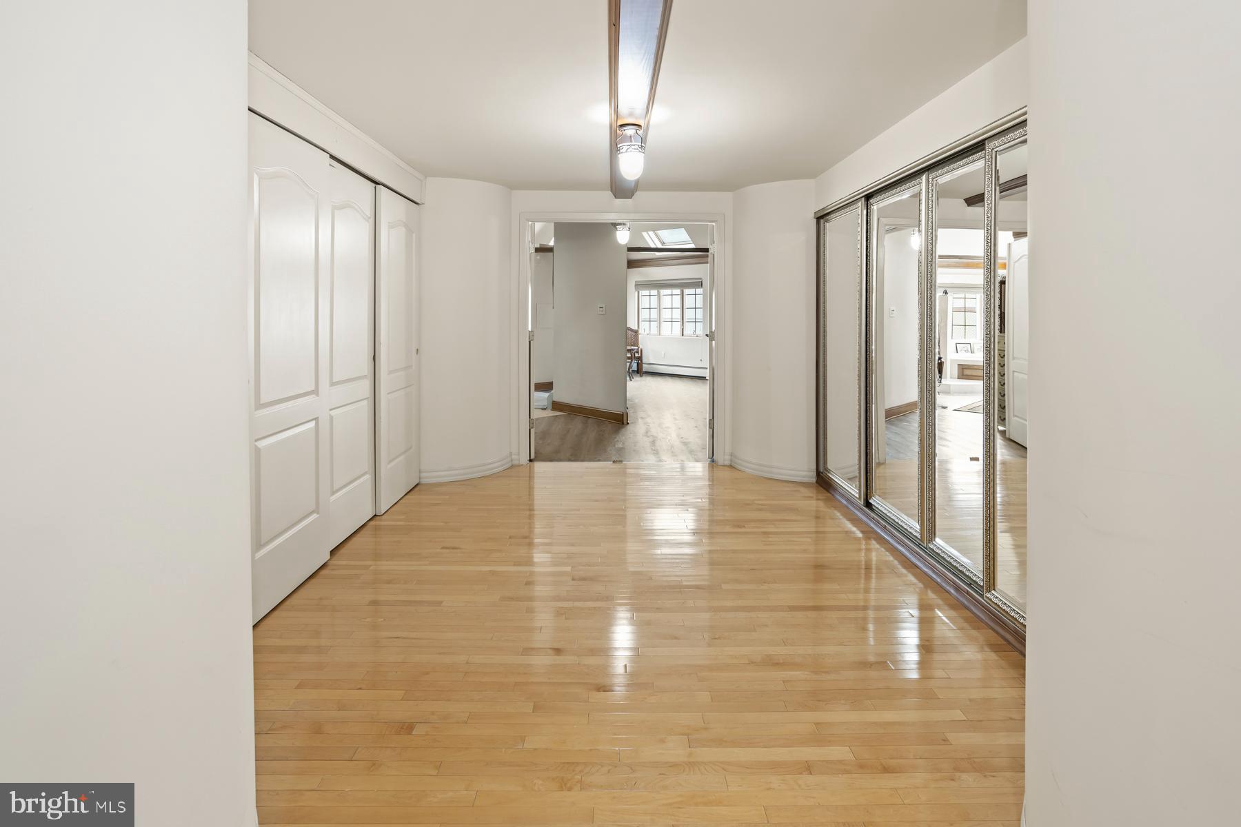 QUEEN VILLAGE - Residential