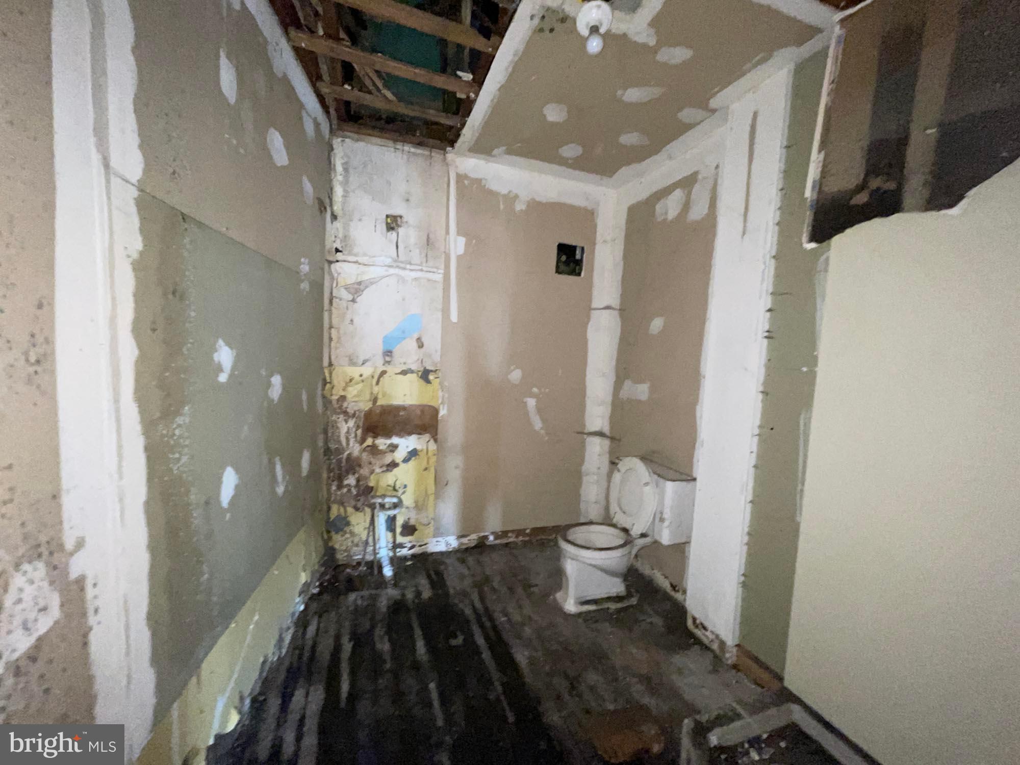 WASHINGTON VILLAGE - Commercial Sale