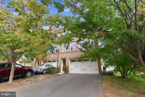 Townhouse For Sale - 24958 Ashgarten Drive<br/> CHANTILLY, VA 20152