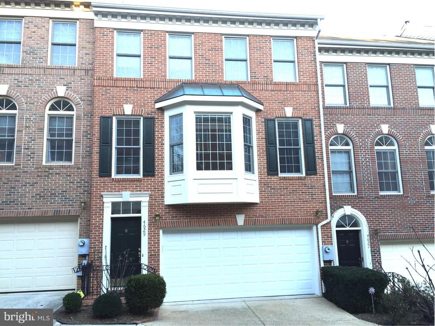 Elegant 3 bdrm 2 car garage Franklin Model in desirable Stonegate community! Gleaming hardwoods! Large open Living and Dining rooms! Gourmet kitchen w/ Granite & Stainless attached to family rm with deck. LL rec rm with gas fireplace that walks out to a fenced private patio. Master suite with 2 walk in closets! Washer/dryer bedrm lvl. HOA playground & Pool. Quick access to 395, DC, Pentagon, Brac.