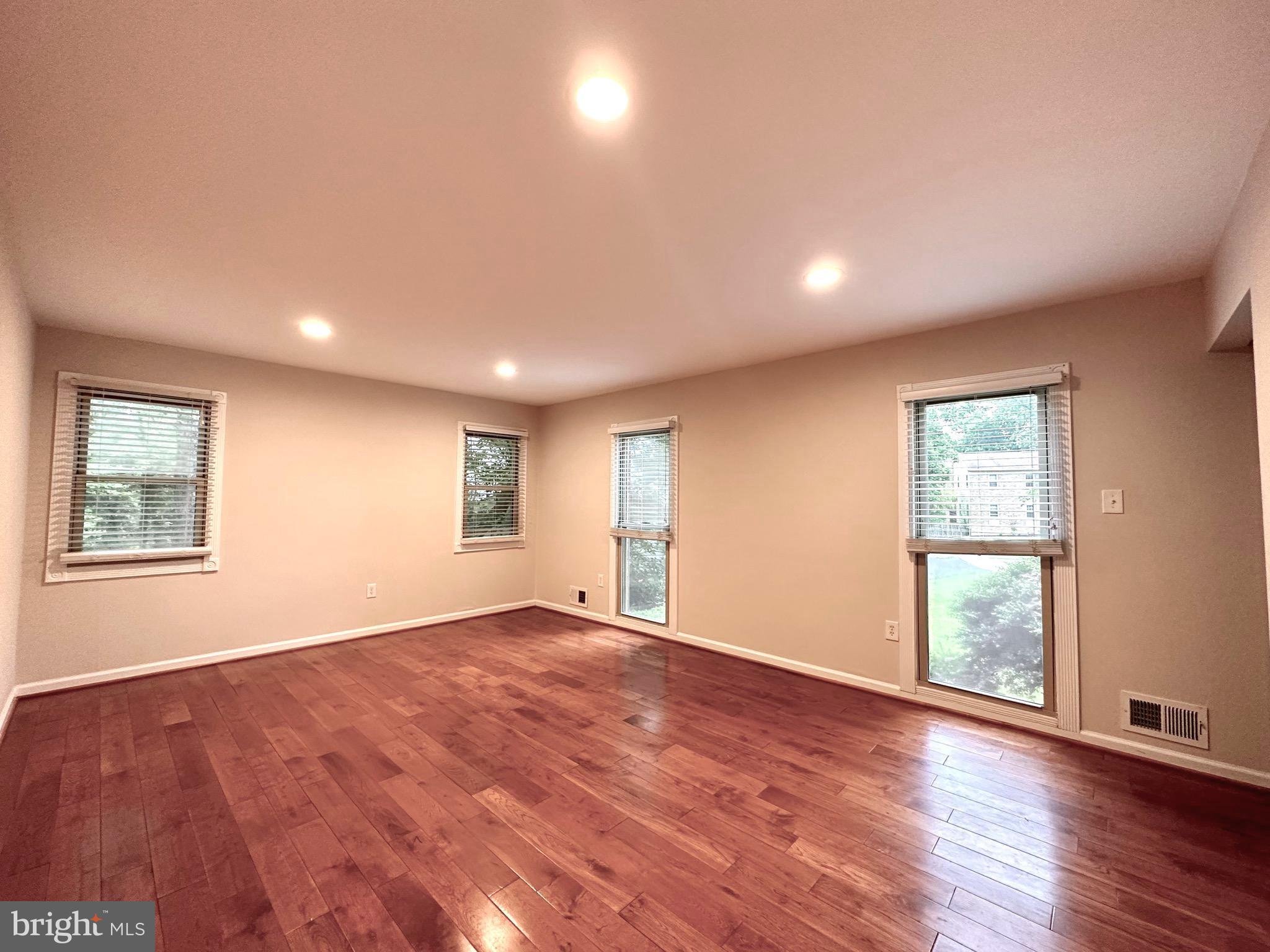 MOSBY COLUMBIA - Residential Lease