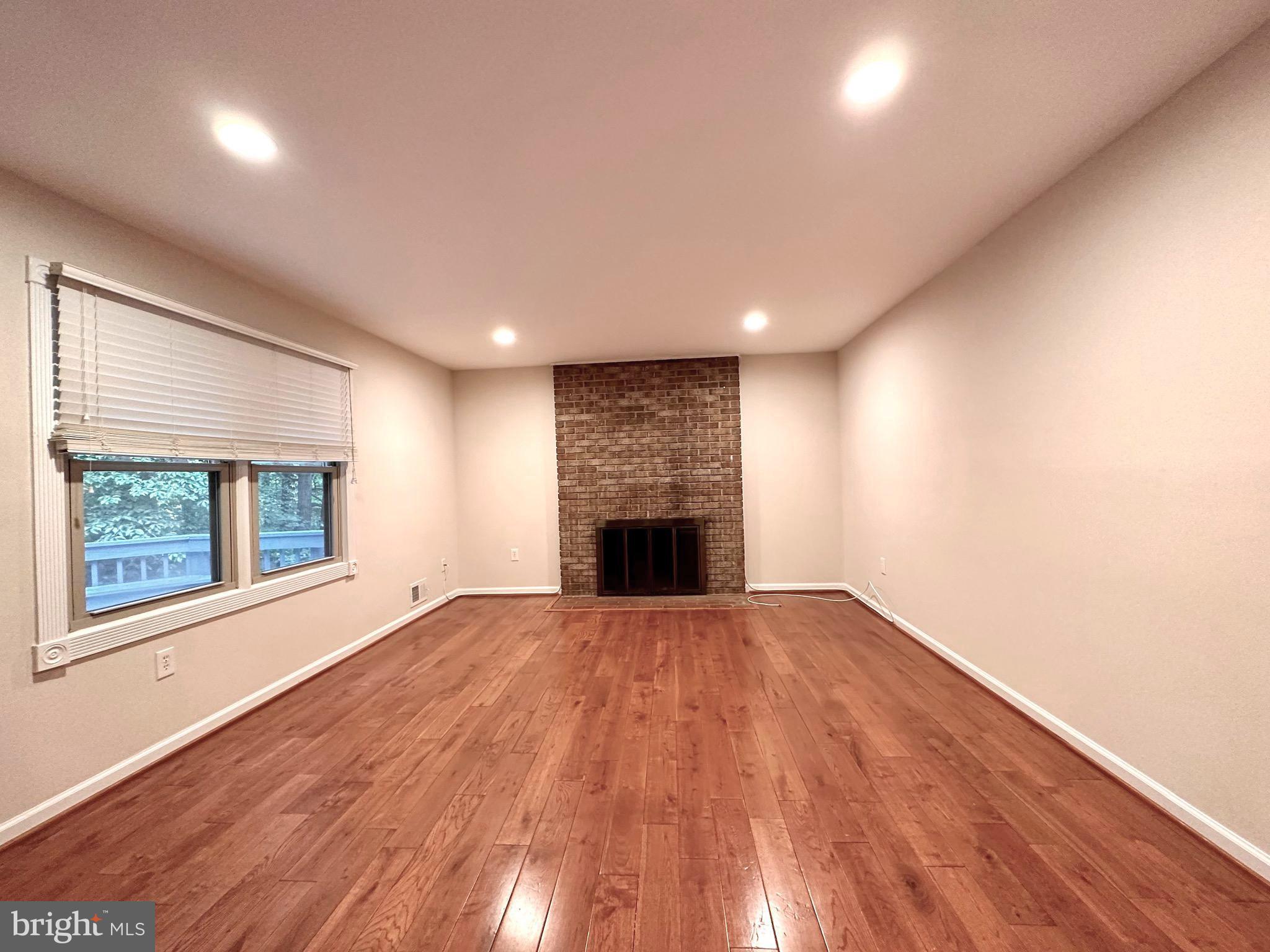 MOSBY COLUMBIA - Residential Lease